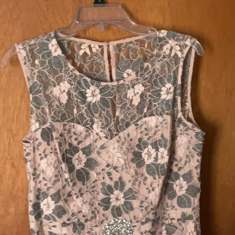 Sleeveless fancy lace dress